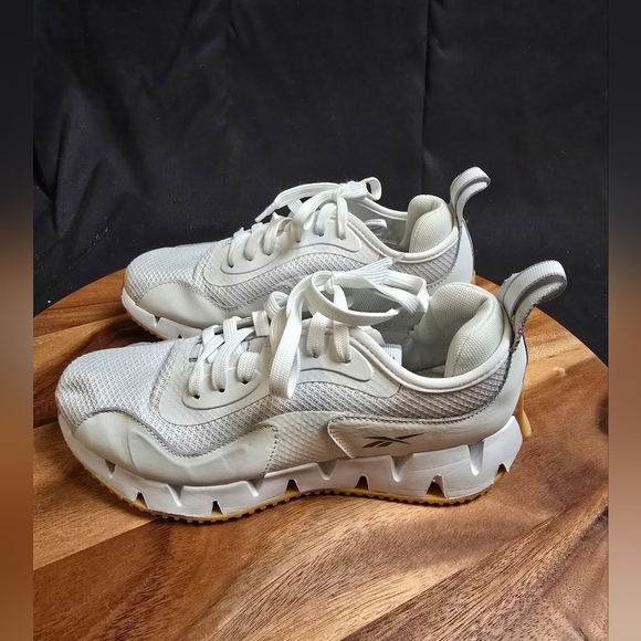 Reebok Women's Zig Dynamic Adventure Sneaker Sz 7. - Picture 1 of 7